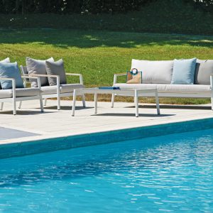 Set Cassis - Composto Da 2 Poltrone, Un Divano A Tre Posti E Un Tavolino 120 X 65 X 38 Cm Con Piano In Ceramic Glass - Effetto Ardesia - Struttura In Alluminio E Braccioli Teak - Cuscini Sfoderabili E Pillow