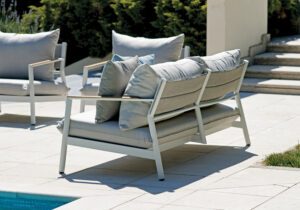 Set Cassis - Composto Da 2 Poltrone, Un Divano A Tre Posti E Un Tavolino 120 X 65 X 38 Cm Con Piano In Ceramic Glass - Effetto Ardesia - Struttura In Alluminio  E Braccioli Teak - Cuscini Sfoderabili  E Pillow