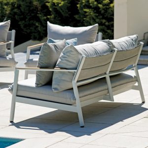 Set Cassis - Composto Da 2 Poltrone, Un Divano A Tre Posti E Un Tavolino 120 X 65 X 38 Cm Con Piano In Ceramic Glass - Effetto Ardesia - Struttura In Alluminio E Braccioli Teak - Cuscini Sfoderabili E Pillow