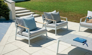 Set Cassis - Composto Da 2 Poltrone, Un Divano A Tre Posti E Un Tavolino 120 X 65 X 38 Cm Con Piano In Ceramic Glass - Effetto Ardesia - Struttura In Alluminio  E Braccioli Teak - Cuscini Sfoderabili  E Pillow