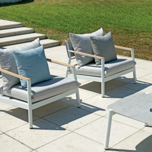 Set Cassis - Composto Da 2 Poltrone, Un Divano A Tre Posti E Un Tavolino 120 X 65 X 38 Cm Con Piano In Ceramic Glass - Effetto Ardesia - Struttura In Alluminio E Braccioli Teak - Cuscini Sfoderabili E Pillow