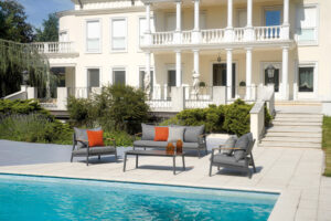 Set Cassis - Composto Da 2 Poltrone, Un Divano A Tre Posti E Un Tavolino 120 X 65 X 38 Cm Con Piano In Ceramic Glass - Effetto Ardesia - Struttura In Alluminio  E Braccioli Teak - Cuscini Sfoderabili  E Pillow