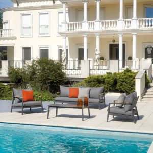 Set Cassis - Composto Da 2 Poltrone, Un Divano A Tre Posti E Un Tavolino 120 X 65 X 38 Cm Con Piano In Ceramic Glass - Effetto Ardesia - Struttura In Alluminio E Braccioli Teak - Cuscini Sfoderabili E Pillow