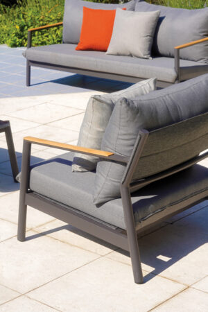 Set Cassis - Composto Da 2 Poltrone, Un Divano A Tre Posti E Un Tavolino 120 X 65 X 38 Cm Con Piano In Ceramic Glass - Effetto Ardesia - Struttura In Alluminio E Braccioli Teak - Cuscini Sfoderabili E Pillow