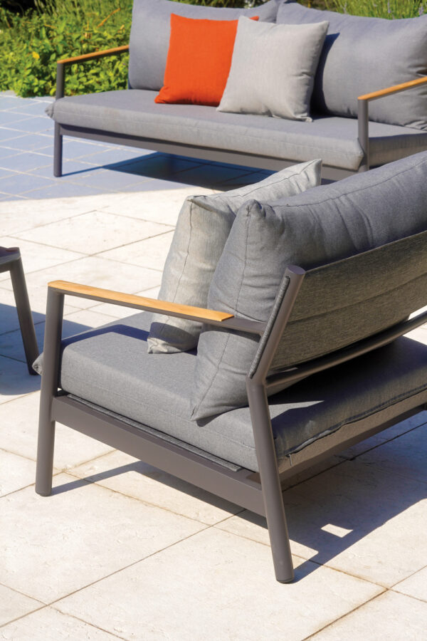 Set Cassis - Composto Da 2 Poltrone, Un Divano A Tre Posti E Un Tavolino 120 X 65 X 38 Cm Con Piano In Ceramic Glass - Effetto Ardesia - Struttura In Alluminio  E Braccioli Teak - Cuscini Sfoderabili  E Pillow