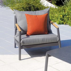 Set Cassis - Composto Da 2 Poltrone, Un Divano A Tre Posti E Un Tavolino 120 X 65 X 38 Cm Con Piano In Ceramic Glass - Effetto Ardesia - Struttura In Alluminio E Braccioli Teak - Cuscini Sfoderabili E Pillow