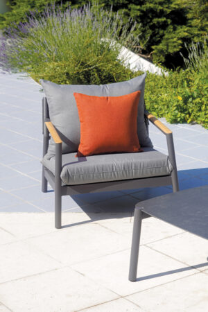 Set Cassis - Composto Da 2 Poltrone, Un Divano A Tre Posti E Un Tavolino 120 X 65 X 38 Cm Con Piano In Ceramic Glass - Effetto Ardesia - Struttura In Alluminio E Braccioli Teak - Cuscini Sfoderabili E Pillow