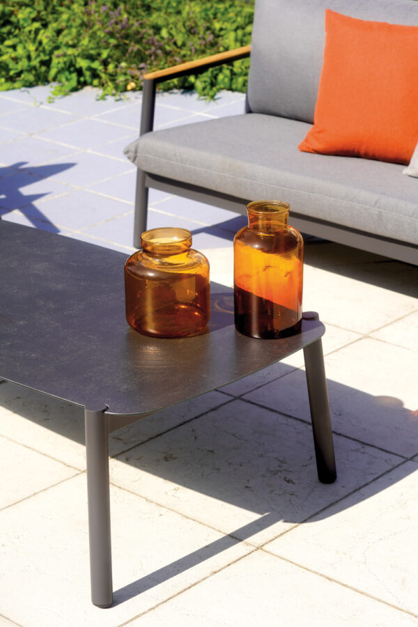 Set Cassis - Composto Da 2 Poltrone, Un Divano A Tre Posti E Un Tavolino 120 X 65 X 38 Cm Con Piano In Ceramic Glass - Effetto Ardesia - Struttura In Alluminio  E Braccioli Teak - Cuscini Sfoderabili  E Pillow