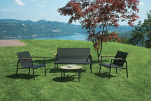 Set Tarquinia - Composto Da 2 Poltrone, 1 Divano E Un Tavolino Con Piano In Ceramic Glass Ø 65 Cm X 41 Cm - Textilene E Struttura In Ferro Epoxy Verde (V) - Braccioli In Resin Wood