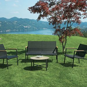 Set Tarquinia - Composto Da 2 Poltrone, 1 Divano E Un Tavolino Con Piano In Ceramic Glass Ø 65 Cm X 41 Cm - Textilene E Struttura In Ferro Epoxy Verde (V) - Braccioli In Resin Wood