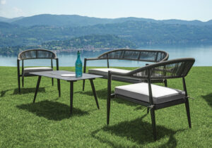 Set Milano - Composto Da 2 Poltrone, 1 Divano E Un Tavolino Con Piano A Doghe Di Alluminio 100 X 55 X 45 Cm - Struttura In Alluminio   B - Seduta E Schienale In Twist Wicker Ø 5 Mm Paglia - Cuscini Sfoderabili