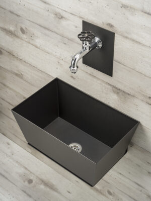 Fontana a parete con vaschetta Belfer in acciaio zincato